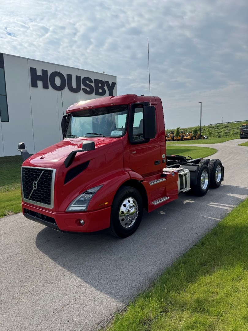 2020 VOLVO VNR300 - USED TRUCKS DAY CAB - image 1